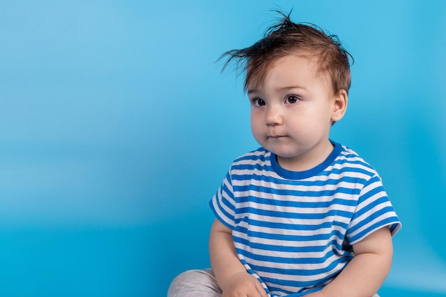 Baby op blauwe achtergrond De emoties van een kind kopieer ruimte