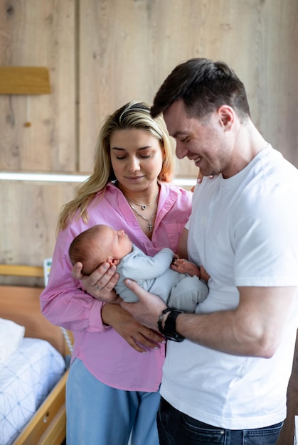 Baby op de handen van een paar familie kleine pasgeboren handen vasthouden