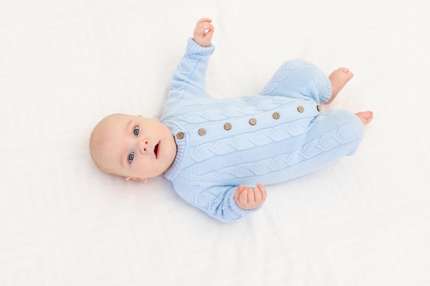 Baby op het bed in de ochtend textiel en beddengoed voor kinderen baby's morning