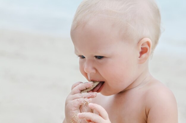 Baby op het strand