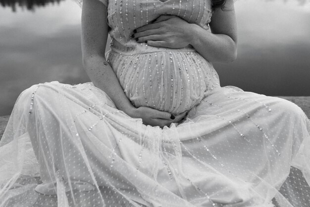 Foto baby op weg, zwangere vrouw in zwart-wit.