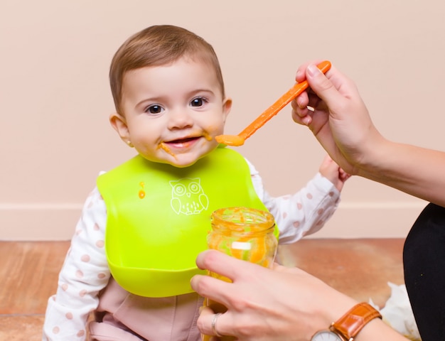 Photo baby and parents having lunch