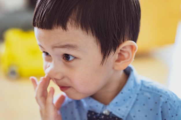 写真 鼻を引っ張る赤ちゃん 鼻に指を入れた赤ちゃん 鼻を引っ張る可愛い赤ちゃん