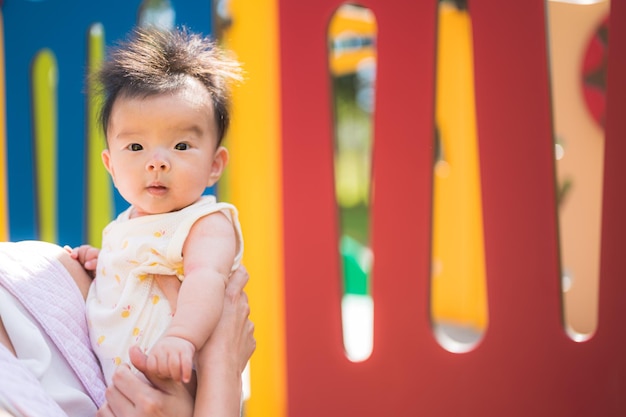 Bambino che gioca nel parco