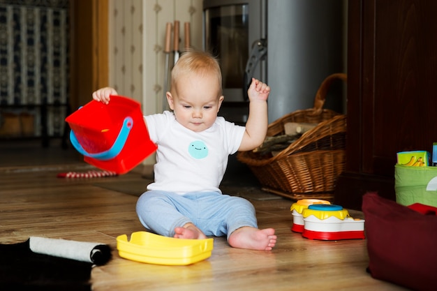 Foto il bambino gioca con i giocattoli colorati