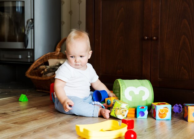 Il bambino gioca con i giocattoli colorati