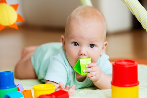 Il bambino gioca con i giocattoli colorati