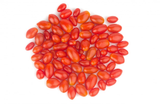 Pomodori per bambini. pomodori ciliegini. avvicinamento. colore rosso. mucchio. isolato su sfondo bianco