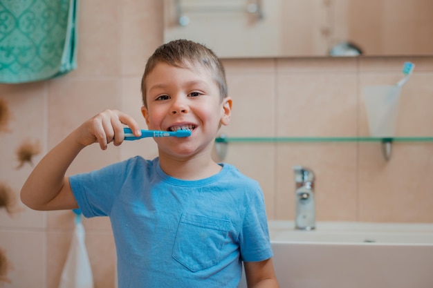 Baby poetst tandenkleuter babyjongen poetst zijn tanden in de badkamer mondverzorging voor kinderen hygiëne gezond