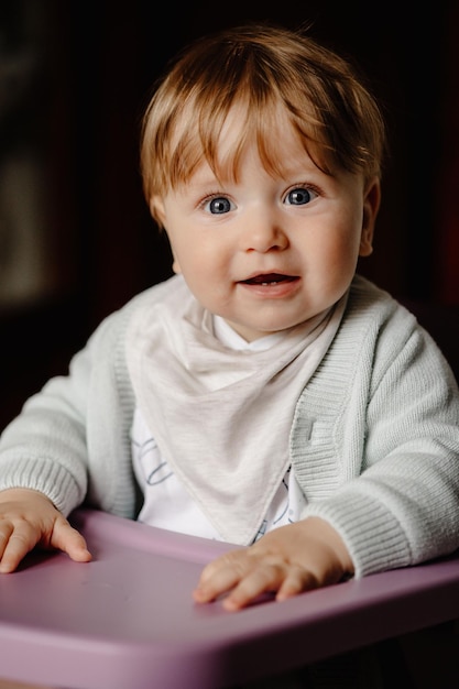 テーブルで赤ちゃんのポートレート、幸せな赤ちゃん