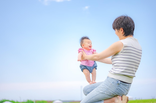 Bambino che si esercita a stare in piedi