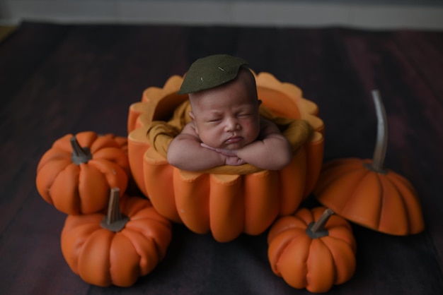 Foto bambino in un costume da zucca