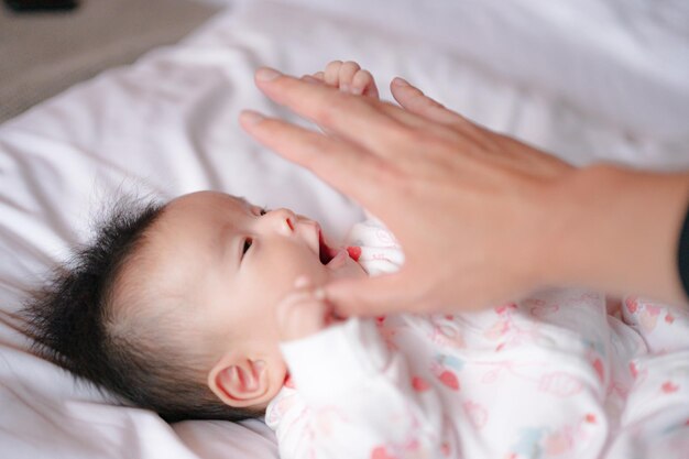 手を認識する赤ちゃん