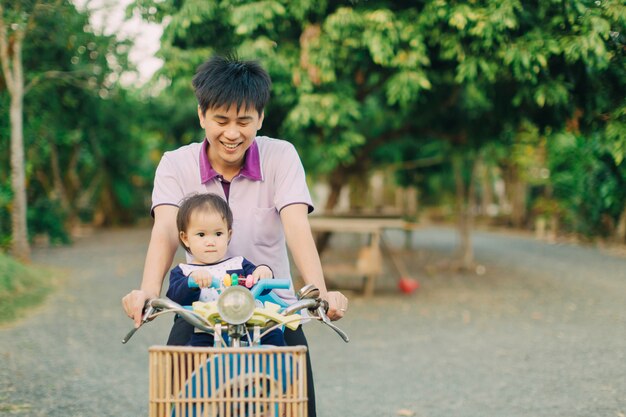 赤ちゃんは父親と一緒に自転車に乗る。