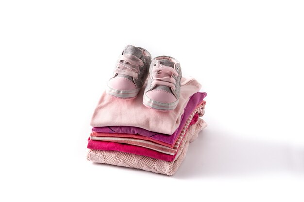 Baby rompertjes en babyschoenen geïsoleerd op een witte achtergrond