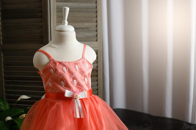 Baby roze jurk op een mannequin