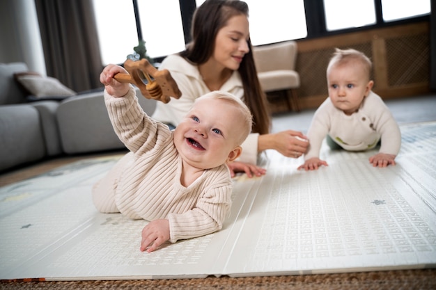 Baby's die samen kruipen en leren lopen