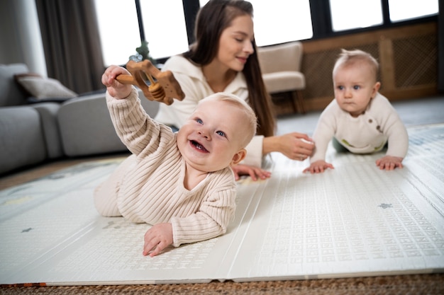 Foto baby's die samen kruipen en leren lopen