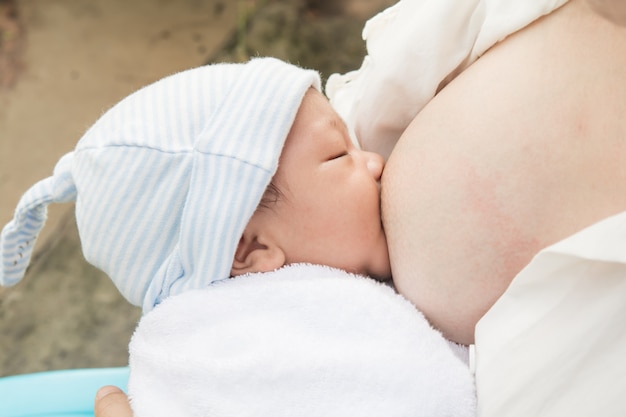 Foto baby's drinken moedermelk en ochtendzon.