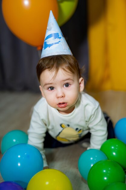 Foto baby's eerste verjaardag een jaar oud met kleurrijke ballonnen de verjaardag van de jongen
