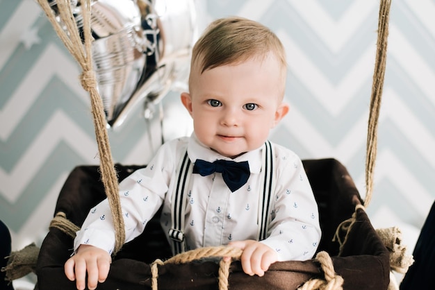 Baby's eerste verjaardag Schattige lachende baby is 1 jaar oud Het concept van een kinderfeestje met ballonnen