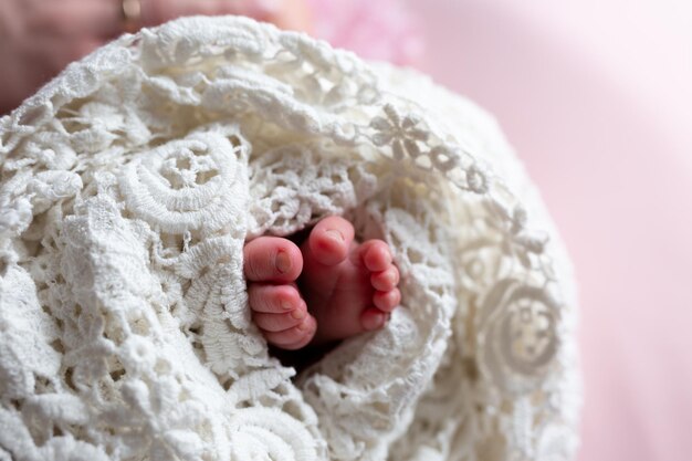 Foto i piedi di un bambino sono avvolti in una coperta.