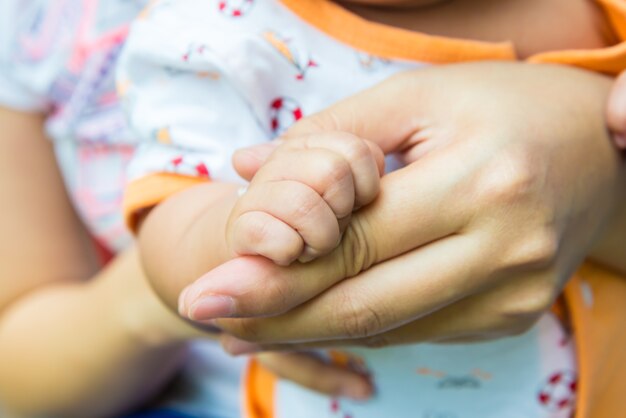 Foto le dita del bambino, la mano