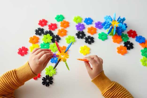 Foto mani e mosaici del bambino giocattoli per lo sviluppo della motricità fine e del pensiero creativo