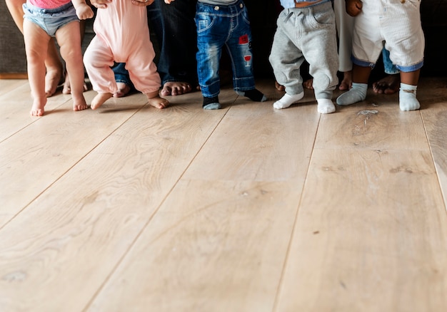 Baby&#39;s lopen op een houten vloer