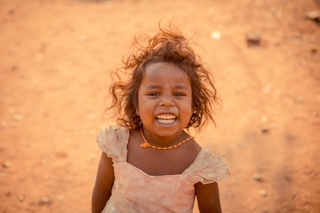 Baby è sorridente e felice quando vede i turisti