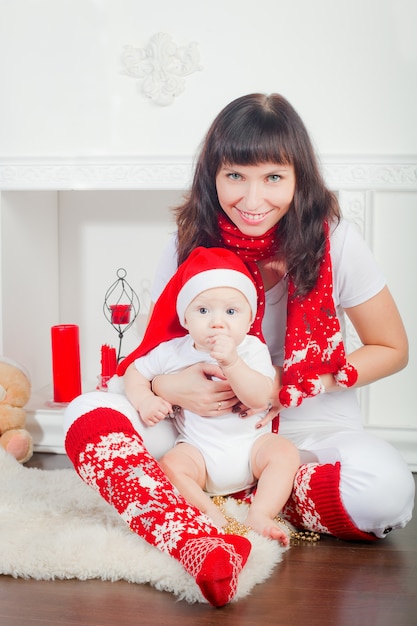 Bambino nel cappello di babbo natale e sua madre