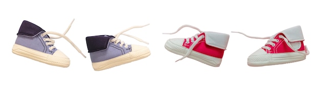 Baby schoenen roze en blauwe kleur geïsoleerd knipsel vliegen op witte kleur achtergrond