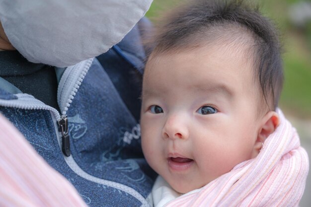 初めて藤を見た赤ちゃん