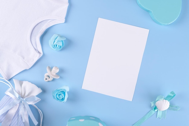 Foto baby shower uitnodiging 5 x 7 kaart mockup met baby jongen accessoires romper tepel of baby's dummy geschenkdoos met kopie ruimte op blauwe pastel kleur achtergrond