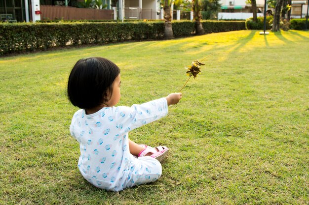 写真 庭に座っている赤ちゃん