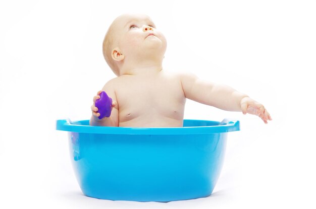 Photo baby sitting in tub