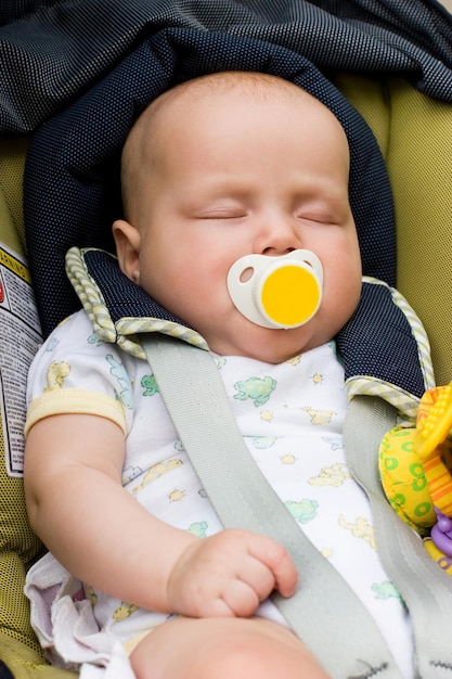 Baby slaapt in een autostoeltje