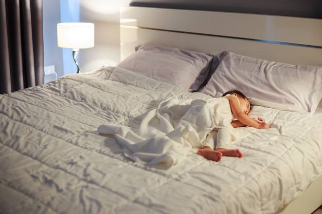 Foto bambino che dorme sul letto a casa