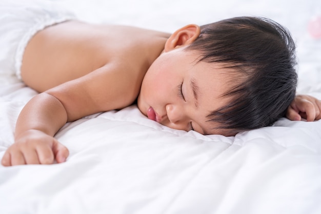 Photo baby sleeping on bed