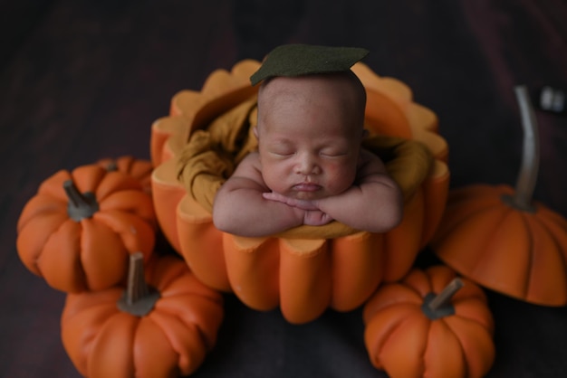 Foto bambino che dorme in una zucca