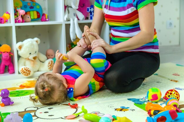 Baby speelt in de kamer met haar moeder Selectieve focus Kind