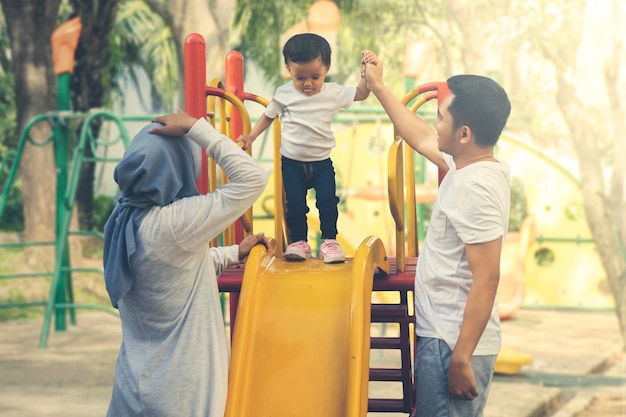 Baby speelt met haar ouders in het park.