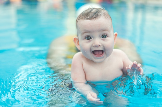 Baby spelen in zwembad