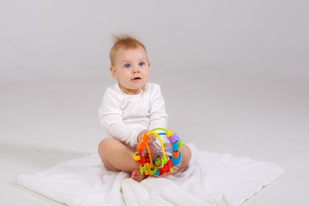 Baby spelen kleurrijke speelgoed geïsoleerd op een witte achtergrond