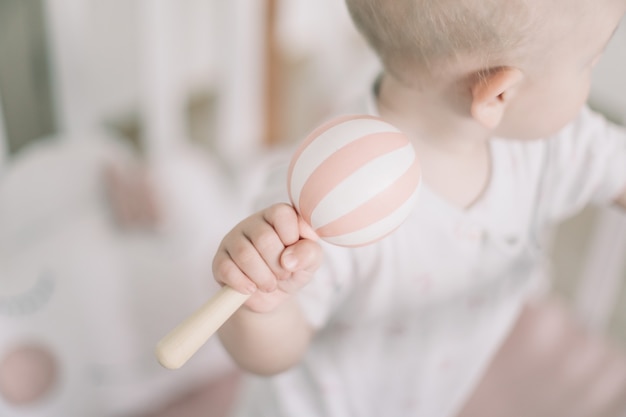 Baby spelen met houten speelgoed