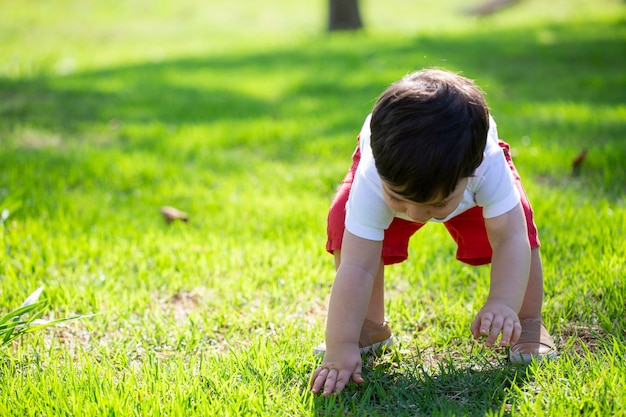 Baby spelen op het gras in een park.