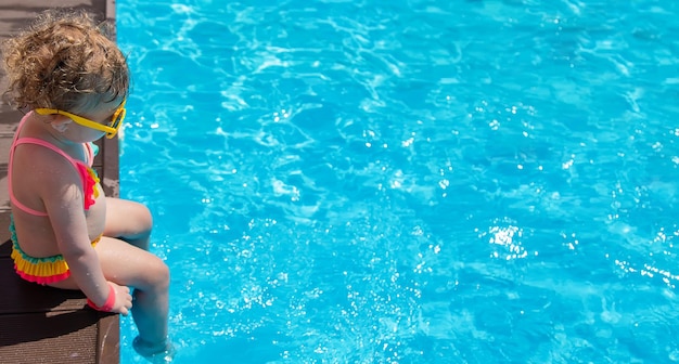 Ребенок плавает в бассейне Выборочный фокус