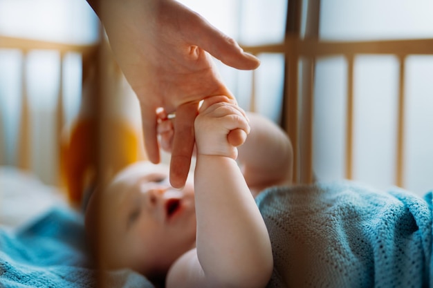 母の手を握っている赤ちゃん幼児新生児の手を握って