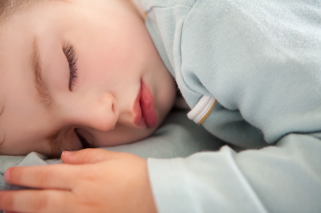 目を閉じて眠っている赤ちゃん幼児リラックス