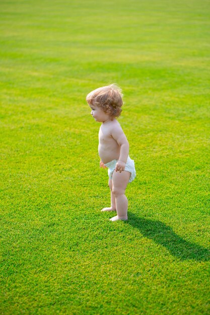 晴れた日の公園での赤ちゃんの歯痛美しいブロンドの髪の男性の幼児の屋外